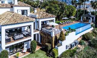 Villa de luxe méditerranéenne à vendre avec vue sur le golf et la mer dans une urbanisation fermée à La Quinta, Marbella - Benahavis 66731 