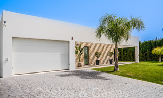 Villa de luxe élégante et moderne de plain-pied à vendre dans une zone de golf près du centre d'Estepona 66746 