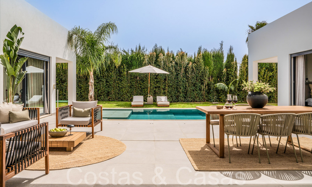 Villa de luxe élégante et moderne de plain-pied à vendre dans une zone de golf près du centre d'Estepona 66750