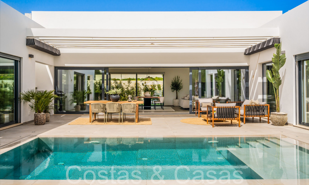Villa de luxe élégante et moderne de plain-pied à vendre dans une zone de golf près du centre d'Estepona 66753