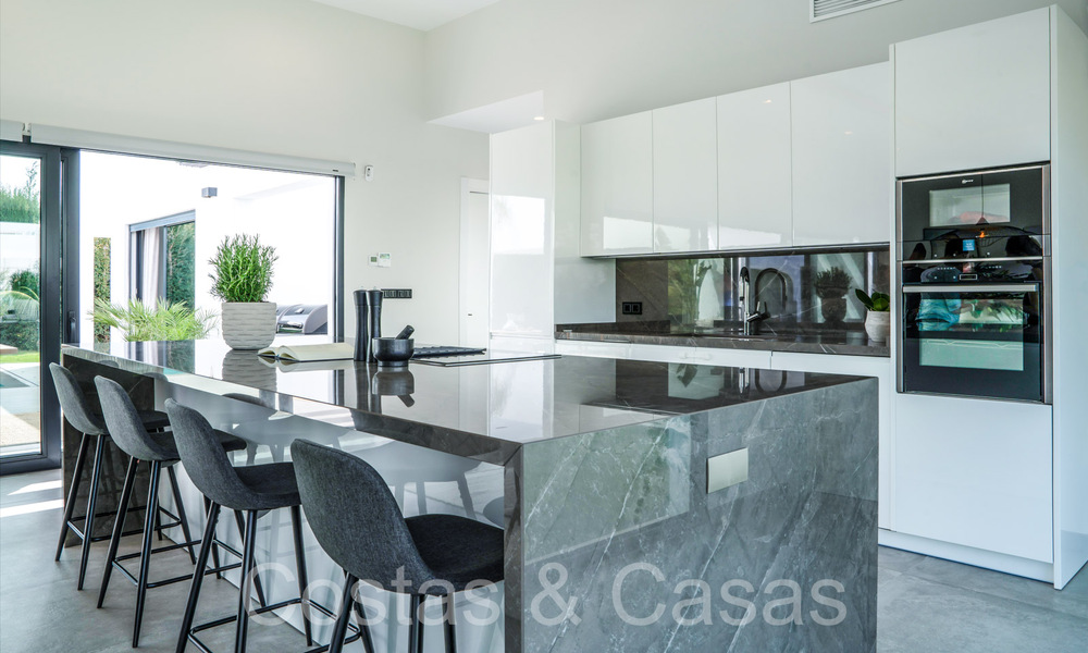 Villa de luxe élégante et moderne de plain-pied à vendre dans une zone de golf près du centre d'Estepona 66766