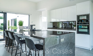 Villa de luxe élégante et moderne de plain-pied à vendre dans une zone de golf près du centre d'Estepona 66766 