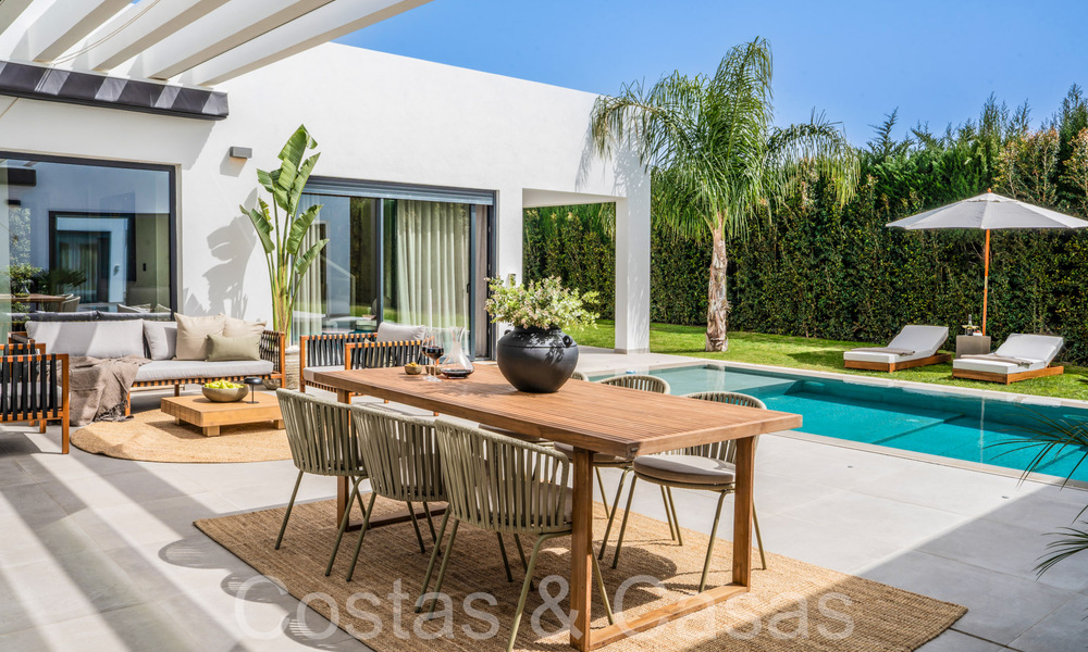 Villa de luxe élégante et moderne de plain-pied à vendre dans une zone de golf près du centre d'Estepona 66770