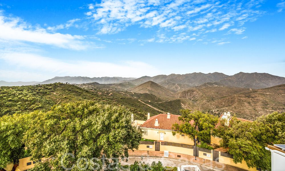 Fantastique villa jumelée avec vue à 360° à vendre dans une urbanisation fermée à l'est de Marbella 66805