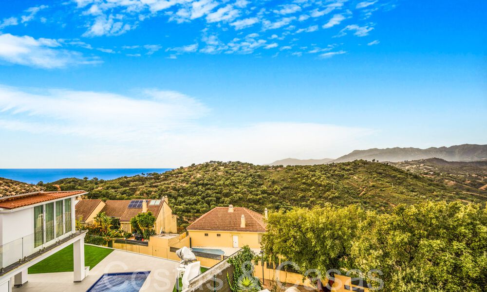 Fantastique villa jumelée avec vue à 360° à vendre dans une urbanisation fermée à l'est de Marbella 66806