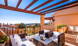 Prêt à emménager, penthouse de luxe avec vue panoramique sur le golf, la mer et les montagnes à vendre à Benahavis - Marbella 66942 