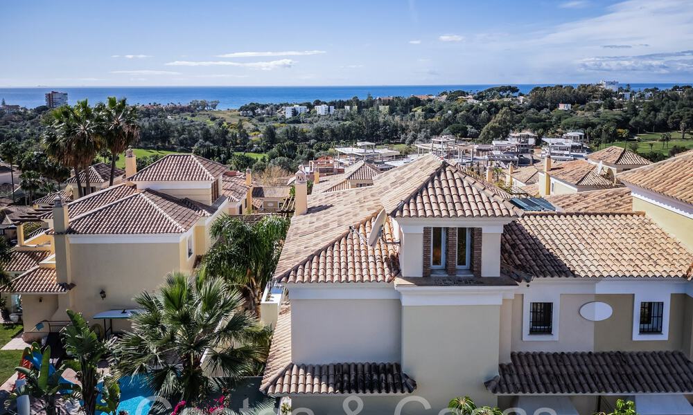Villa de luxe espagnole jumelée avec vue sur la mer à vendre dans la communauté de golf sécurisée à Santa Clara, 'est de Marbella 67047