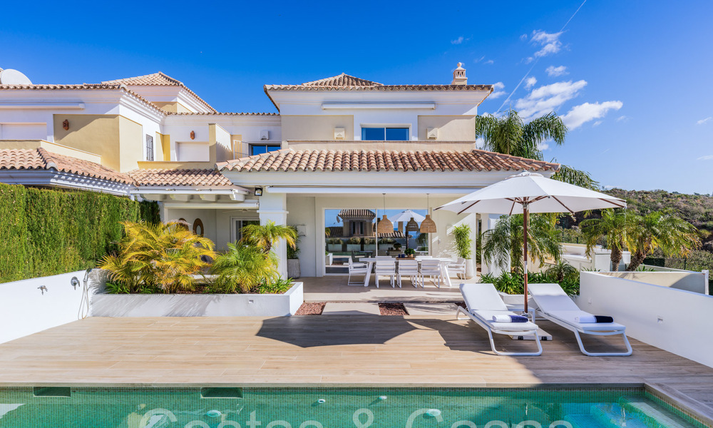 Villa de luxe espagnole jumelée avec vue sur la mer à vendre dans la communauté de golf sécurisée à Santa Clara, 'est de Marbella 67055