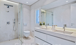 Villa de luxe espagnole jumelée avec vue sur la mer à vendre dans la communauté de golf sécurisée à Santa Clara, 'est de Marbella 67062 