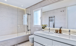 Villa de luxe espagnole jumelée avec vue sur la mer à vendre dans la communauté de golf sécurisée à Santa Clara, 'est de Marbella 67067 