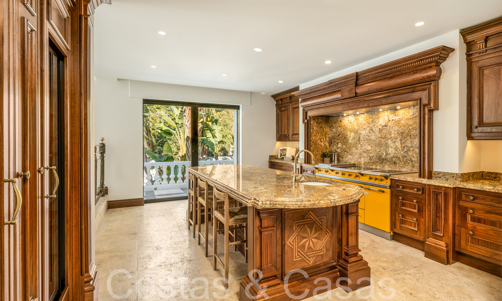 Villa palatiale de style architectural mauresque-andalou à vendre, entourée de terrains de golf dans la vallée du golf de Nueva Andalucia, Marbella 67102