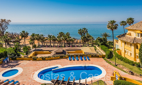 Penthouse de luxe élégamment rénové à vendre en bord de mer avec une vue imprenable sur la mer à l'est du centre de Marbella 67120