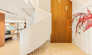 Penthouse de luxe élégamment rénové à vendre en bord de mer avec une vue imprenable sur la mer à l'est du centre de Marbella 67160 