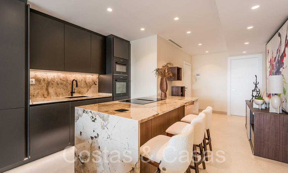 Appartement de luxe rénové de haute qualité à vendre dans un complexe en première ligne de plage sur le New Golden Mile, Marbella - Estepona 67251