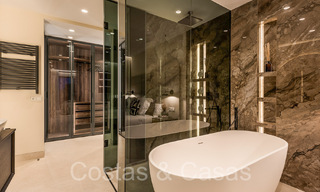 Appartement de luxe rénové de haute qualité à vendre dans un complexe en première ligne de plage sur le New Golden Mile, Marbella - Estepona 67255 