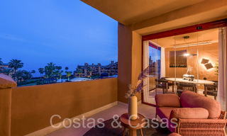 Appartement de luxe rénové de haute qualité à vendre dans un complexe en première ligne de plage sur le New Golden Mile, Marbella - Estepona 67264 