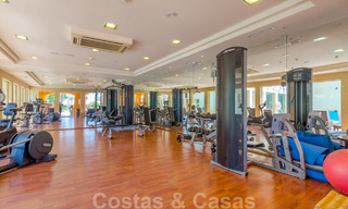 Appartement de luxe rénové de haute qualité à vendre dans un complexe en première ligne de plage sur le New Golden Mile, Marbella - Estepona 67320 