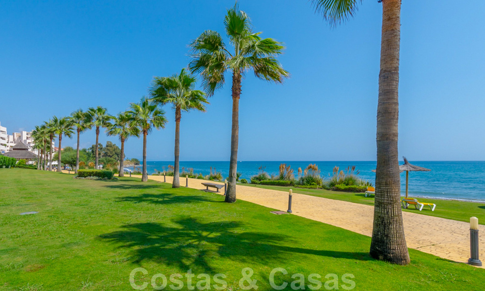Appartement de luxe rénové de haute qualité à vendre dans un complexe en première ligne de plage sur le New Golden Mile, Marbella - Estepona 67324