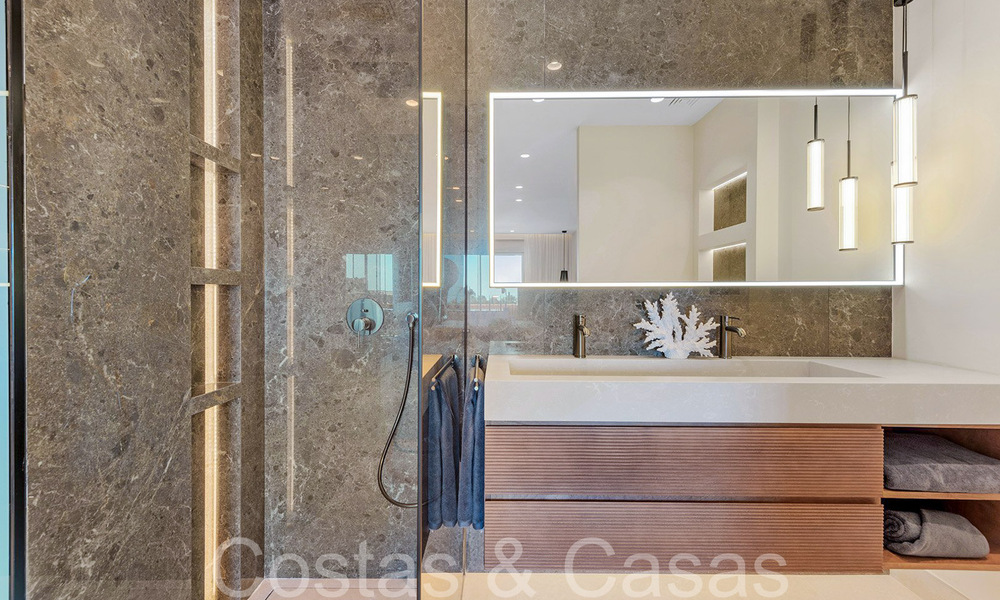 Luxueux appartement rénové à vendre dans un complexe en première ligne de plage avec vue sur la mer, sur le New Golden Mile, Marbella - Estepona 67288