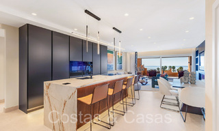 Luxueux appartement rénové à vendre dans un complexe en première ligne de plage avec vue sur la mer, sur le New Golden Mile, Marbella - Estepona 67293 