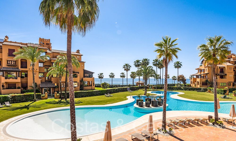 Luxueux appartement rénové à vendre dans un complexe en première ligne de plage avec vue sur la mer, sur le New Golden Mile, Marbella - Estepona 67306