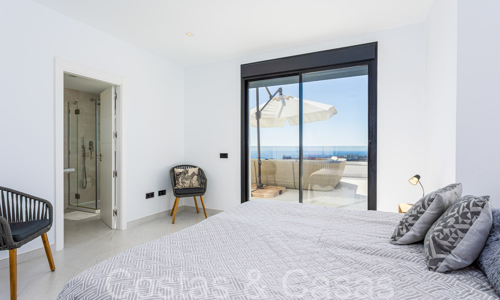 Prêt à emménager, spacieux penthouse avec vue panoramique sur la mer à vendre dans les collines d'Estepona, à proximité du centre 67525