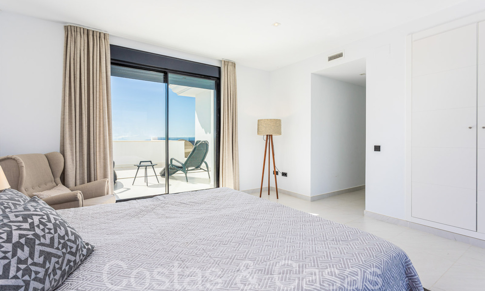 Prêt à emménager, spacieux penthouse avec vue panoramique sur la mer à vendre dans les collines d'Estepona, à proximité du centre 67526