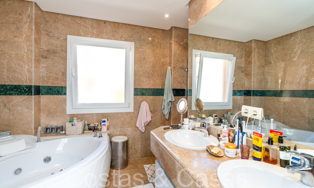 Penthouse en duplex spacieux et lumineux à vendre situé à Nueva Andalucia, Marbella 67996