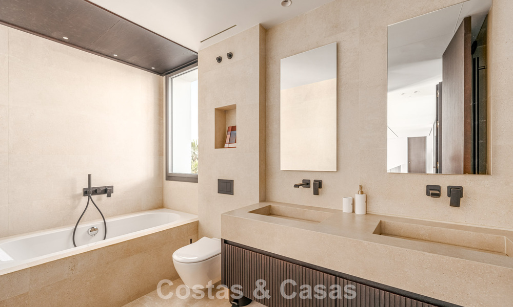 Villa de luxe spacieuse et moderniste à vendre avec vue sur le terrain de golf à Benahavis - Marbella 792500