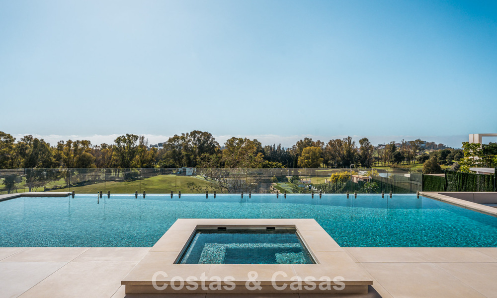 Villa de luxe spacieuse et moderniste à vendre avec vue sur le terrain de golf à Benahavis - Marbella 792506