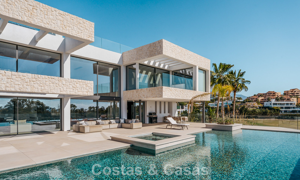 Villa de luxe spacieuse et moderniste à vendre avec vue sur le terrain de golf à Benahavis - Marbella 792508