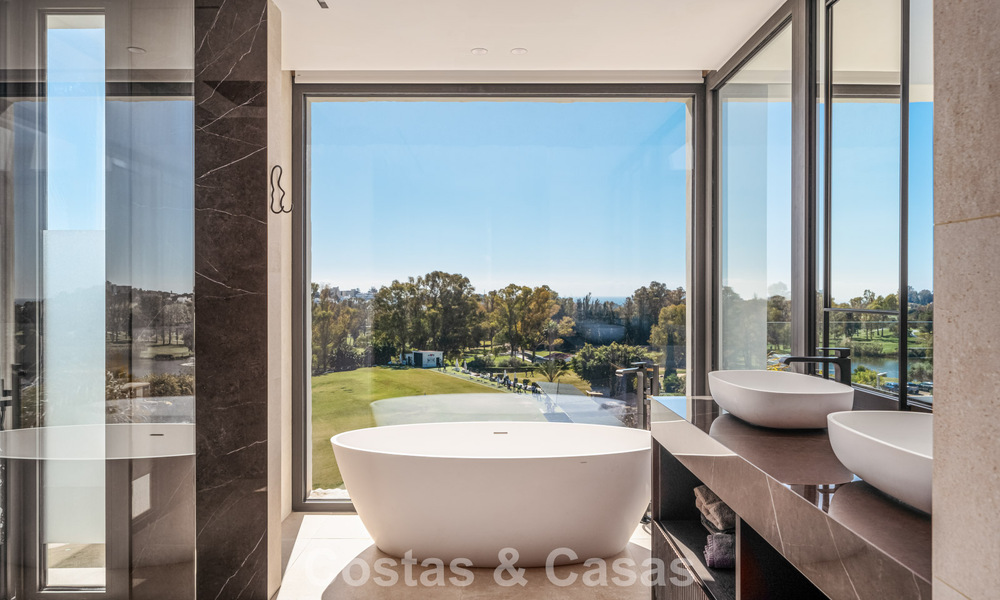 Villa de luxe spacieuse et moderniste à vendre avec vue sur le terrain de golf à Benahavis - Marbella 792515