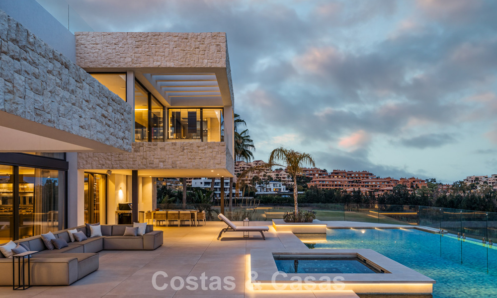 Villa de luxe spacieuse et moderniste à vendre avec vue sur le terrain de golf à Benahavis - Marbella 792524