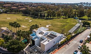 Villa de luxe spacieuse et moderniste à vendre avec vue sur le terrain de golf à Benahavis - Marbella 792547 