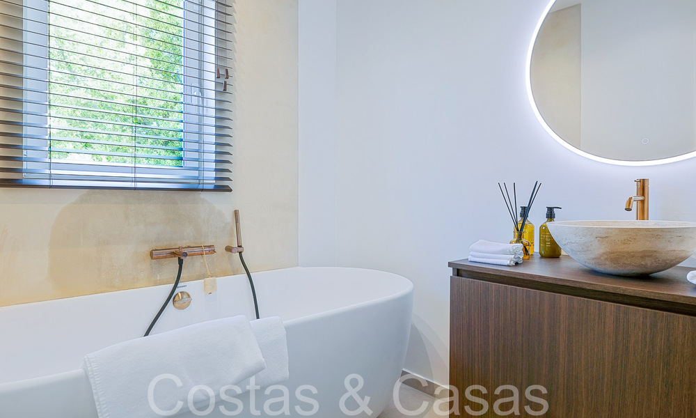 Belle villa rénovée de style méditerranéen contemporain à vendre, adjacente au terrain de golf de Benahavis - Marbella 69180