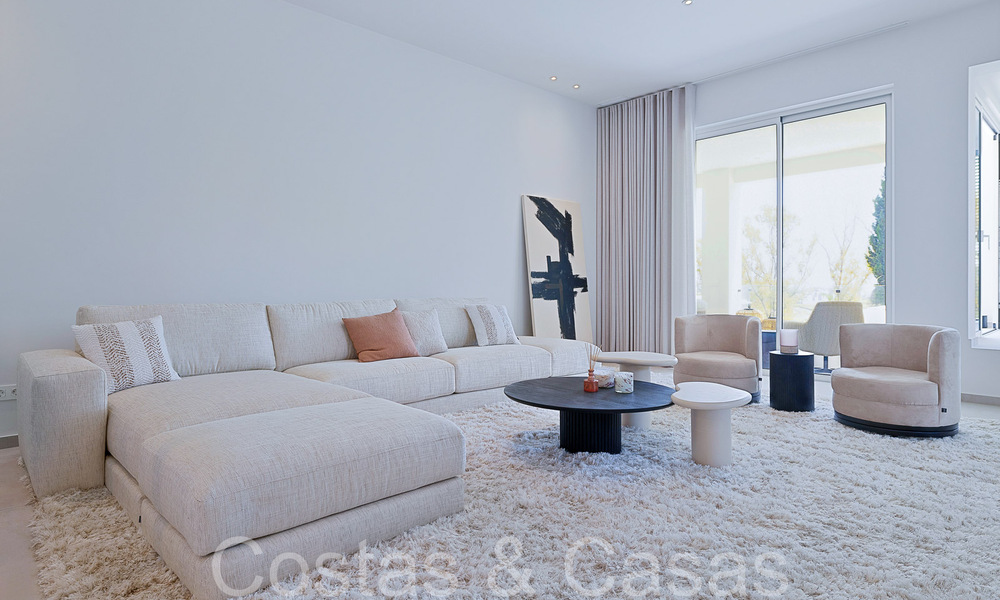 Belle villa rénovée de style méditerranéen contemporain à vendre, adjacente au terrain de golf de Benahavis - Marbella 69190