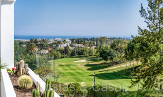 Appartement luxueusement rénové avec vue sur le golf et la mer à vendre, adjacent à un parcours de golf à La Quinta, Benahavis - Marbella 69947 