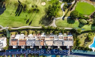 Appartement luxueusement rénové avec vue sur le golf et la mer à vendre, adjacent à un parcours de golf à La Quinta, Benahavis - Marbella 69949 