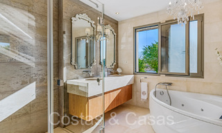 Villa spacieuse au charme andalou à vendre, première ligne de plage à l'est du centre de Marbella 70282 