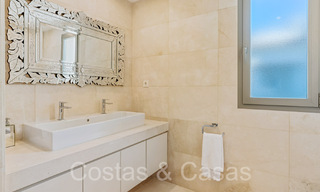 Villa spacieuse au charme andalou à vendre, première ligne de plage à l'est du centre de Marbella 70288 