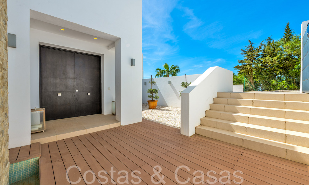 Villa de luxe moderne avec une vue fantastique sur le terrain de golf jusqu'à la mer, à vendre à Marbella - Benahavis 70515