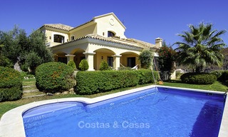 Villa de luxe à vendre sur un complexe de golf dans la zone de Marbella - Benahavis 14077 