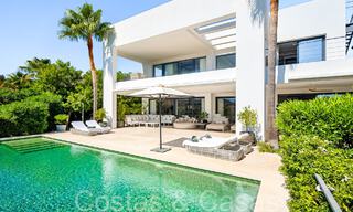 Villa supérieure de nouvelle construction avec une architecture moderne à vendre dans une communauté fermée à Nueva Andalucia, Marbella 71679 