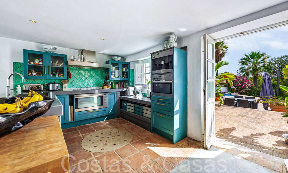 Charmante villa traditionnelle à vendre avec logement d'invités et court de tennis, proche de la plage à Benahavis - Marbella 71890