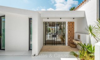 Villa de luxe élégamment rénovée à vendre, adjacente au terrain de golf de Nueva Andalucia, Marbella 72315 