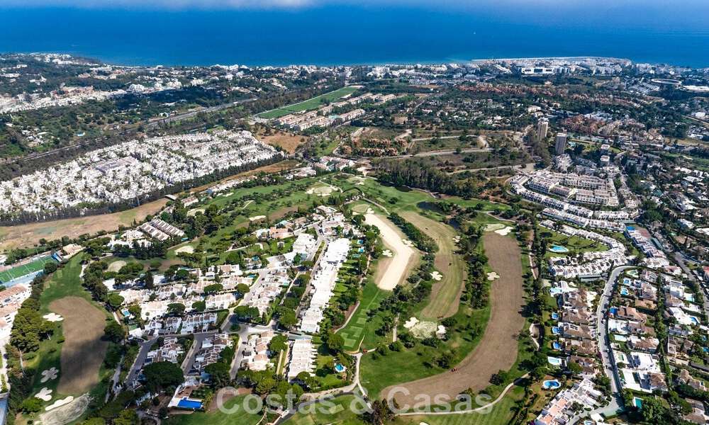 Maisons à vendre dans une résidence sécurisée, entourée par le parcours de golf d’Aloha à Nueva Andalucía, Marbella 805061