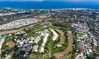 Maisons à vendre dans une résidence sécurisée, entourée par le parcours de golf d’Aloha à Nueva Andalucía, Marbella 805061 