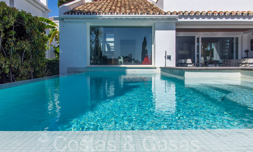 Maisons à vendre dans une résidence sécurisée, entourée par le parcours de golf d’Aloha à Nueva Andalucía, Marbella 805064