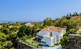 Villa de luxe espagnole traditionnelle à vendre avec vue sur la mer dans une communauté fermée exclusive à La Quinta, Benahavis - Marbella 773584 