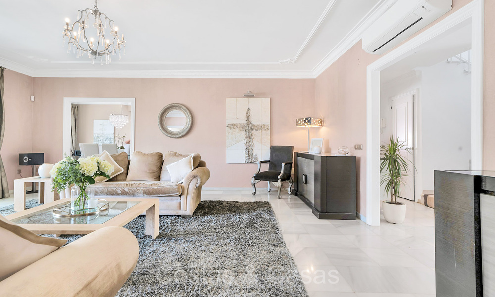 Spacieuse villa familiale de style méditerranéen à vendre, en première ligne de golf sur le New Golden Mile, Marbella - Benahavis 73599